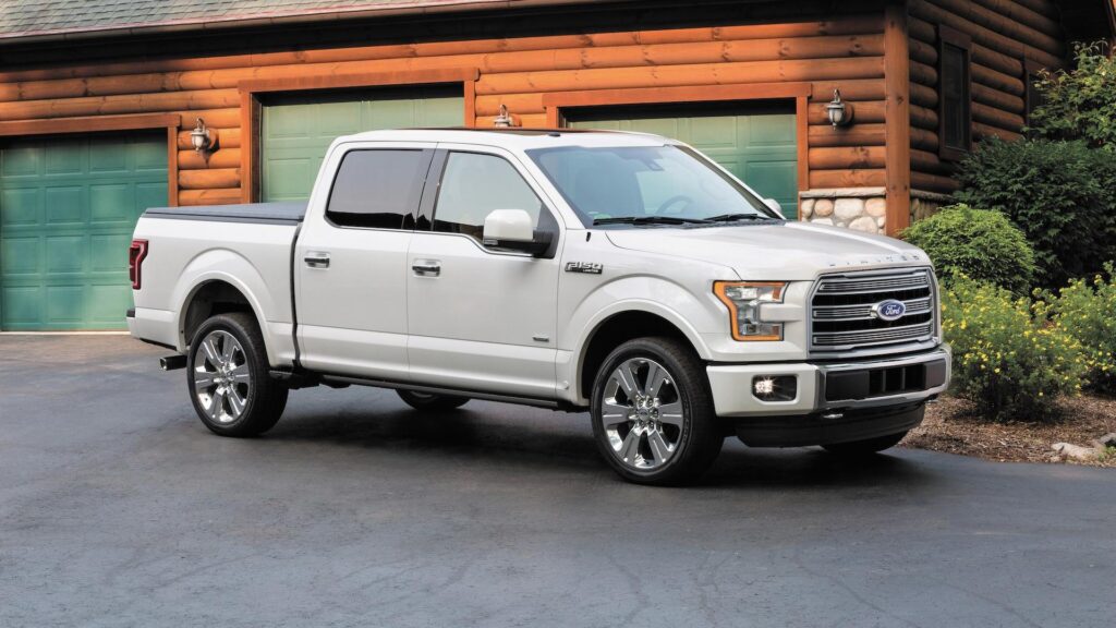 Mẫu xe bán tải cỡ lớn Ford F-150 di chuyển kiêu hãnh trên cung đường địa hình