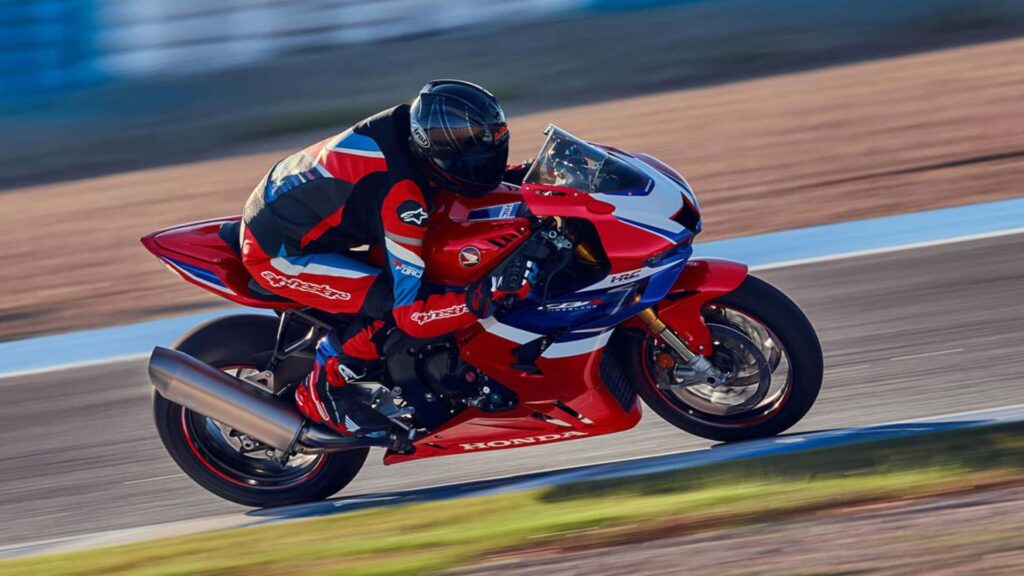 Mẫu siêu mô-tô đường trường hiệu năng cao Honda CBR1000RR-R Fireblade trên đường đua