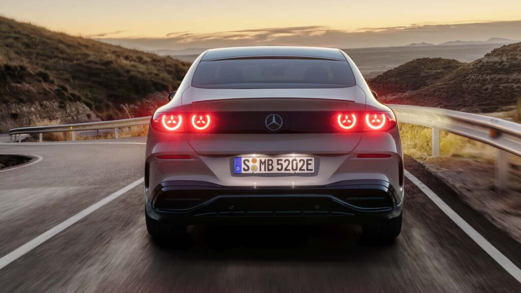 Đuôi xe fastback with cụm đèn LED đồ họa sợi tinh xảo