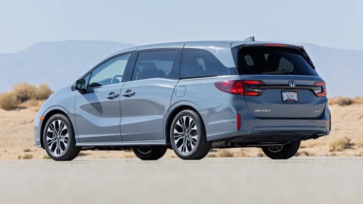 Mẫu xe gia đình cỡ lớn Honda Odyssey Elite đỗ bên cạnh bờ biển