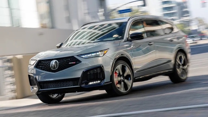 Mẫu SUV hạng sang 3 hàng ghế Acura MDX thế hệ hiện tại đang di chuyển trên đường thử