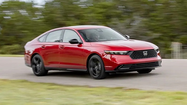 Mẫu xe sedan hạng D Honda Accord Hybrid vận hành êm ái trên đường phố