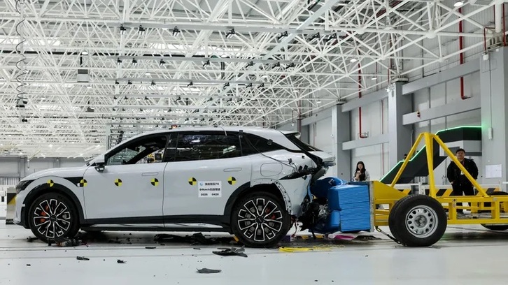 Toàn cảnh khu vực đường thử va chạm góc tự do bên trong Trung tâm An toàn Geely