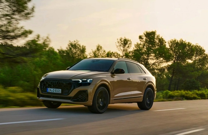 Góc nhìn đuôi xe thiết kế dải đèn LED kéo dài tinh tế của Audi Q8