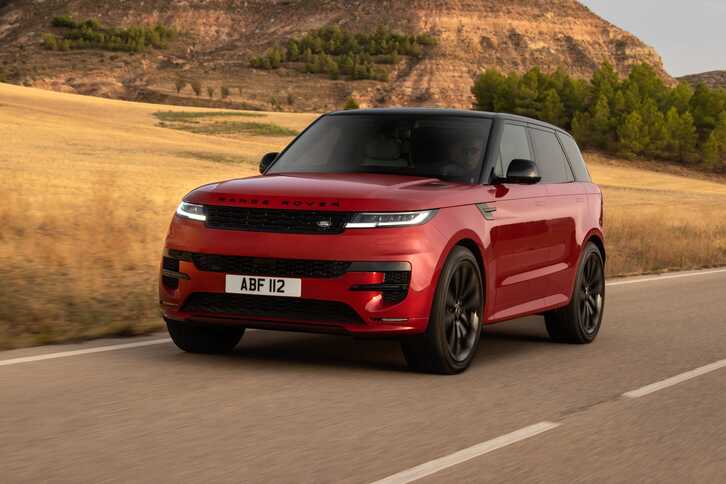 Mẫu SUV siêu sang Range Rover Sport vận hành dũng mãnh qua địa hình đồi cát