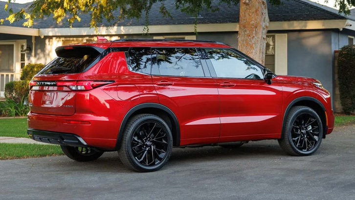 Mẫu xe gầm cao CUV Nissan Rogue vận hành trên đường trường giữa mùa tuyết trắng