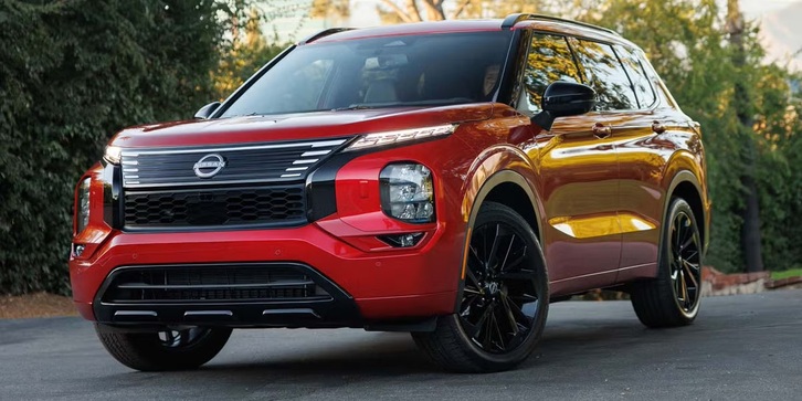 Mẫu xe gầm cao CUV Nissan Rogue vận hành trên đường trường giữa mùa tuyết trắng