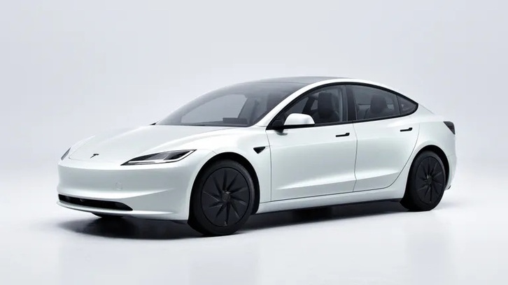 Không gian khoang nội thất tối giản hiện đại với màn hình trung tâm 15,4 inch của Tesla Model 3