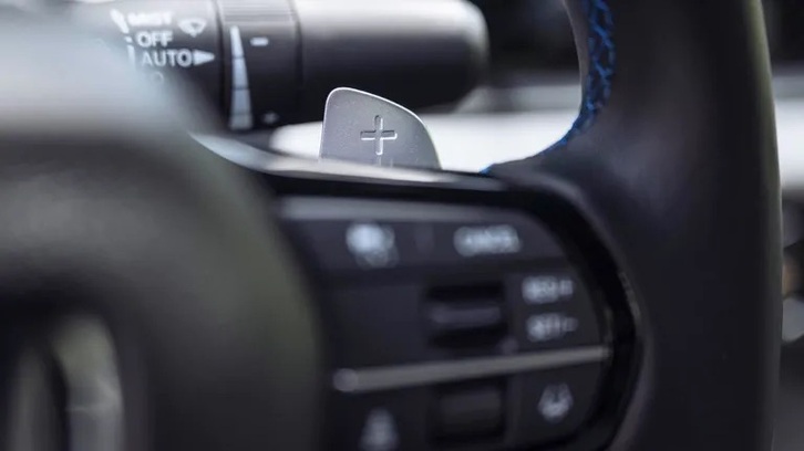 Cốp xe mở rộng thiết kế tinh tế phía sau của dòng xe Coupe thể thao
