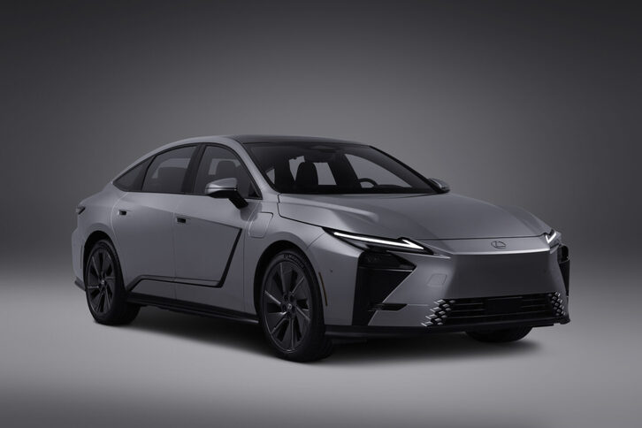 Mẫu xe hạng sang Lexus ES 2026 lăn bánh mượt mà trên đường phố đô thị