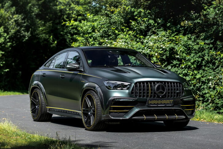 Mẫu xe Mercedes-Benz GLE Coupe sang trọng đỗ bên lề đường thành phố