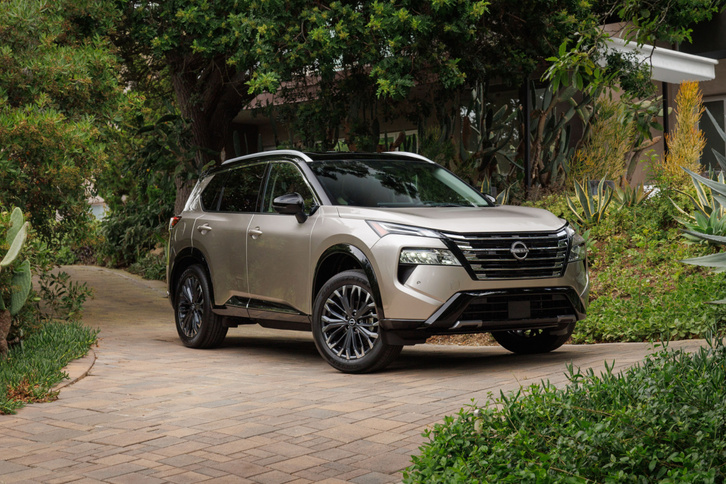 Phần đầu xe với lưới tản nhiệt V-Motion đặc trưng của dòng xe Nissan