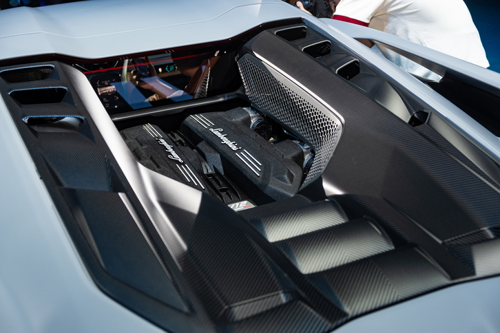 Khối động cơ V12 L545 hút khí tự nhiên mạnh mẽ của siêu xe Lamborghini Revuelto