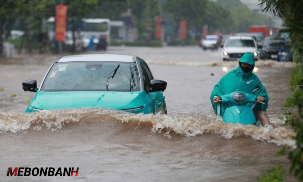 Xe ô tô điện di chuyển an toàn qua đoạn đường ngập nước đô thị trong mùa mưa lũ