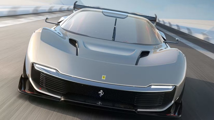 Góc nhìn đuôi xe bề thế với cụm ống xả kép và bộ khuếch tán không khí khổng lồ của Ferrari HC25