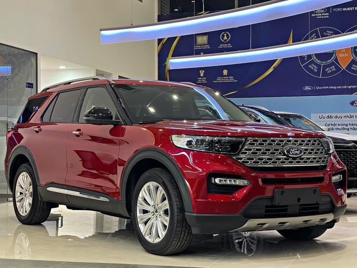 Mẫu xe SUV 7 chỗ gầm cao Ford Explorer mạnh mẽ phù hợp cho gia đình di chuyển đường dài