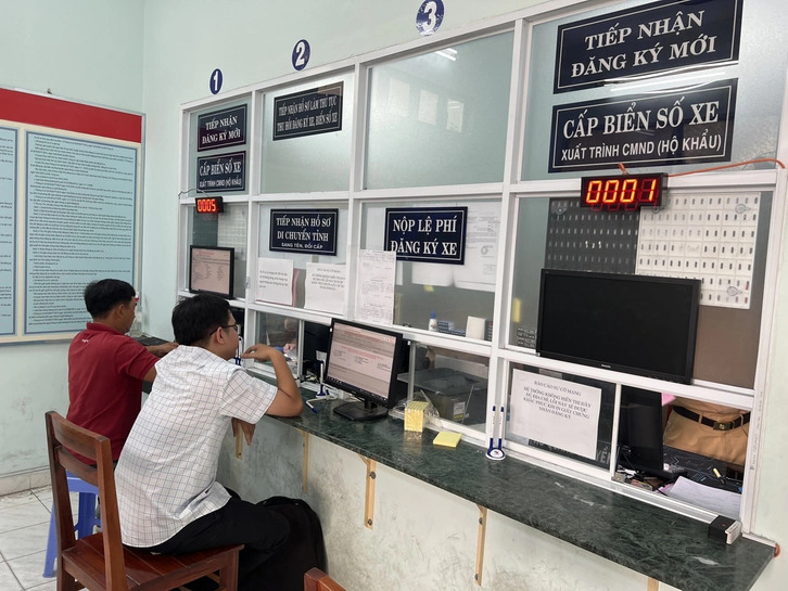 Lực lượng CSGT xử lý và tịch thu phương tiện cũ nát không đảm bảo an toàn, thu hồi biển đăng ký xe