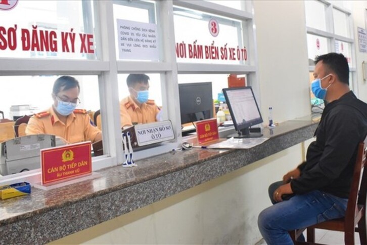 Người dân làm thủ tục đăng ký và thu hồi biển số xe tại cơ quan công an