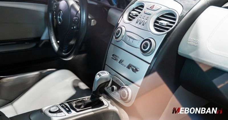 Khoang nội thất của mũi tên bạc SLR