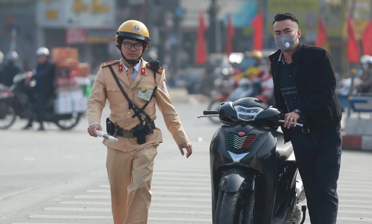 Mức phạt lỗi không gương đối với xe máy năm 2026