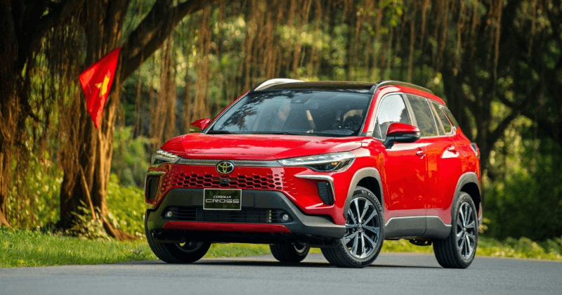 Bảng giá xe Toyota mới nhất 2026: Cập nhật chi phí lăn bánh và đánh giá chi tiết 2 Toyota Corolla Cross – Tiên phong xu hướng Hybrid đô thị