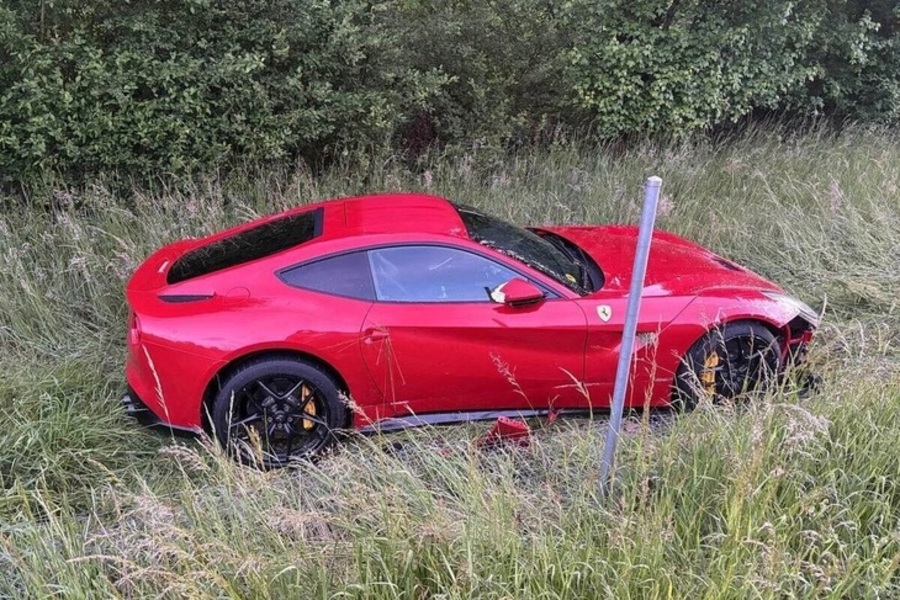 Siêu xe Ferrari nát bét ven đường cao tốc và phản ứng lạ của chủ xe