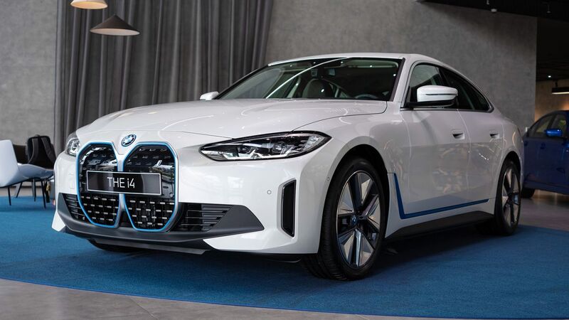 Đánh giá các dòng xe điện BMW mới nhất: Bảng giá và thông số kỹ thuật 4 Mẫu xe điện BMW i4: Thể thao, năng động và linh hoạt